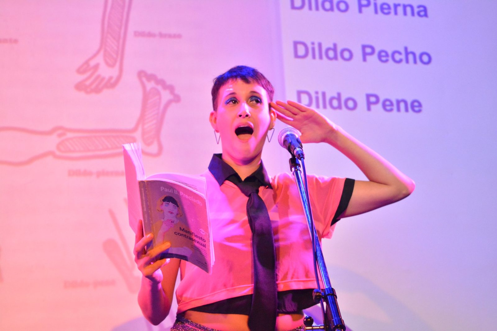 Lilo leyendo en voz alta el Manifiesto contrasexual de Paul B. Preciado