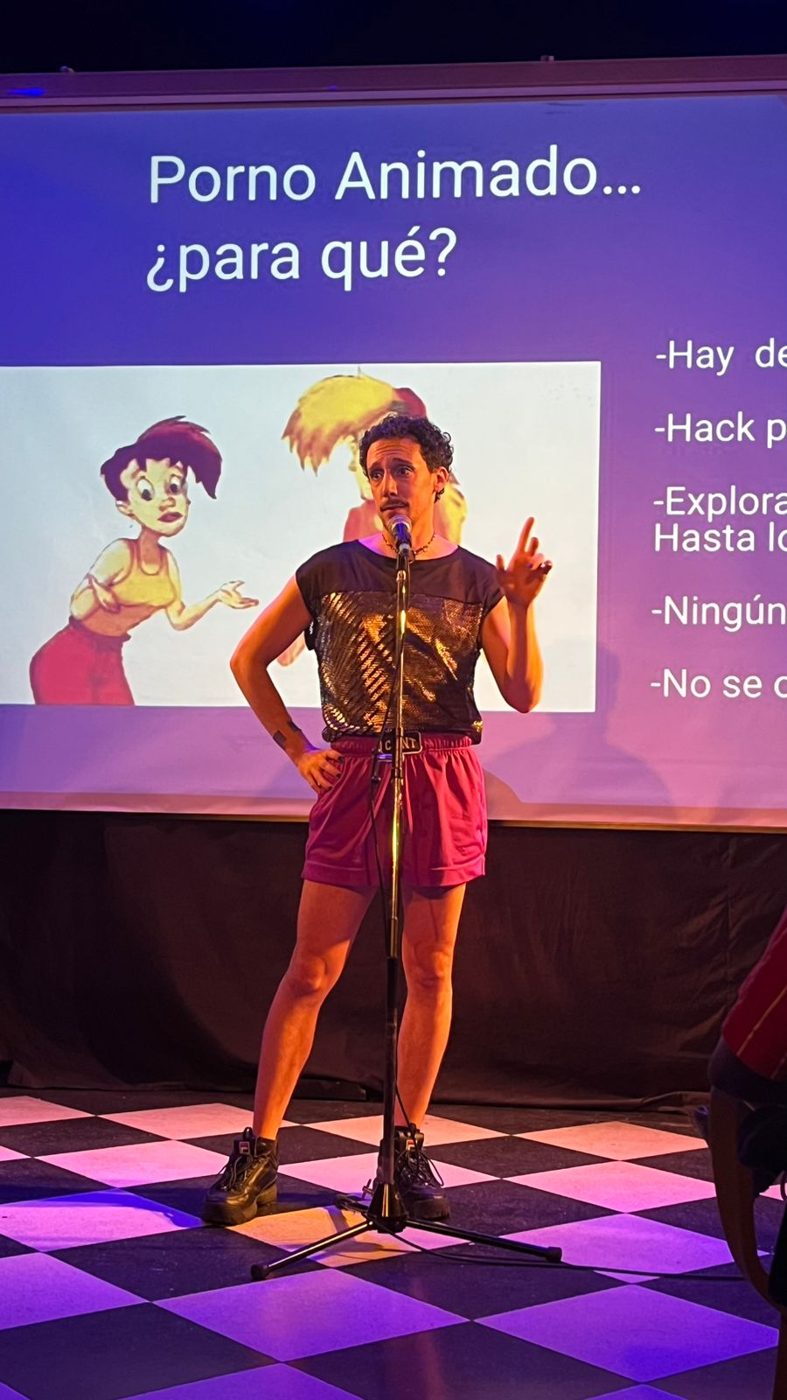 Nicol López presentando el ciclo de cine