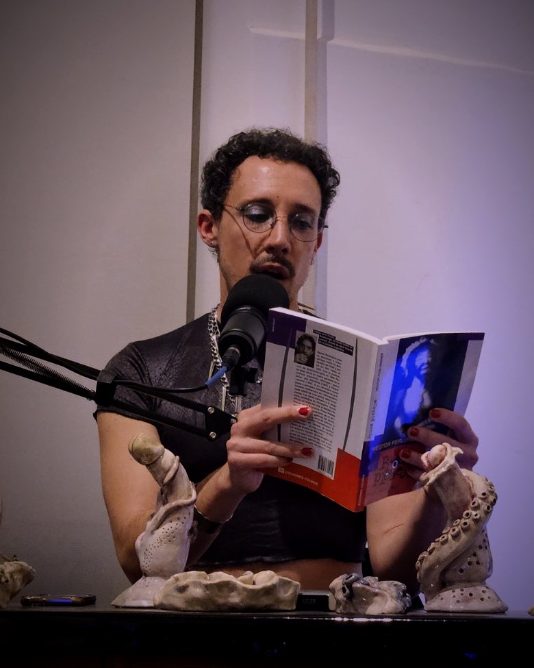 Nicol López leyendo a Perlongher